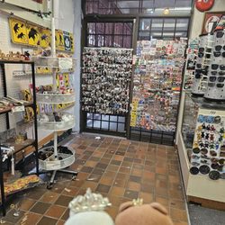 Sincere Gift Shop - Magnets, sunglasses, and other souvenirs