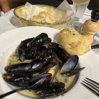 Italian Bistro - Mussels on lemon butter wine sauce vs the marinara sauce....special request! - Italian Near Me - Pascagoula, Mississippi