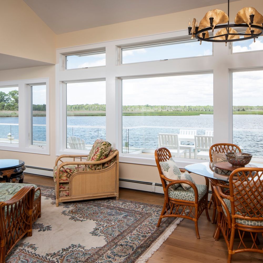 i The Little Pink Cottage built this mini kitchen in a closet that is 6x7., image size:1000x1000