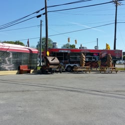 Super Mercado El Rey - Food truck and dining area.