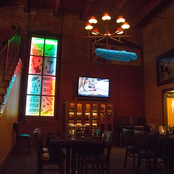 DiamondBack's - The bar area ©Shannon Finn Photography - Steakhouses Near Me - Waco, Texas