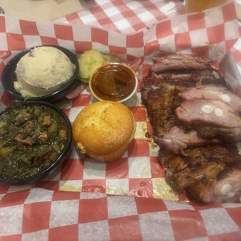 Famous Dave's Bar-B-Que - Barbeque Near Me - Addison, Illinois