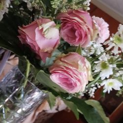 Poczta Kwiatowa - Flowers delivered 2 days after the delivery date. No communication with sender or recipient. I stopped the payment when I saw what was deliv