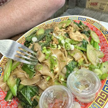 Meng's kitchen - Pad See Ew - Singaporean Near Me - Orlando, Florida