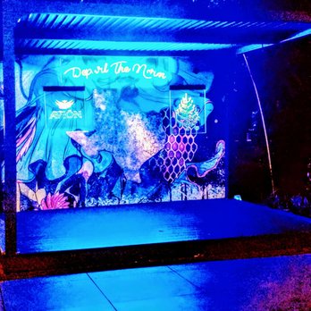 OUTLAW Taproom - Stage - Cocktail Bars Near Me - Irving, Texas