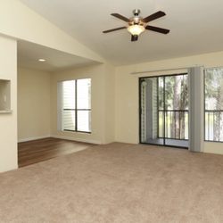 The Breakers Apartments - Daytona Beach - Living room