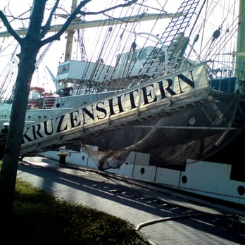 Kruzenshtern - Zugang zum Schiff. - Hotels Near Me - Wilhelmshaven, NI