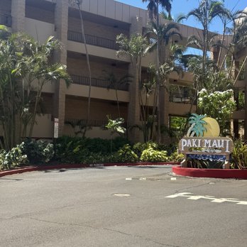 Paki Maui Resort - This is the front of the building in a little turnaround - Resorts Near Me - Lahaina, Hawaii Paki Maui Resort - This is the front of the building in a little turnaround - Resorts Near Me - Lahaina, Hawaii