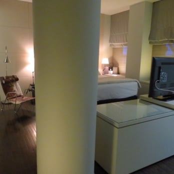 Hôtel St-Paul - There was a pole as soon as I walked in my room. - Hotels Near Me - Montreal, Quebec Hôtel St-Paul - There was a pole as soon as I walked in my room. - Hotels Near Me - Montreal, Quebec