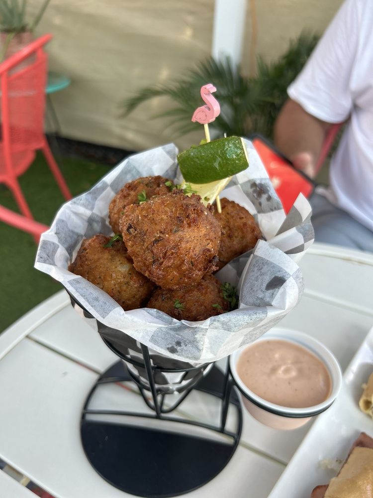 Island Tingz Bar and Grill Logo