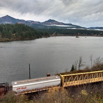 Best Western Plus Columbia River Inn - Train watching from room - Hotels Near Me - Cascade Locks, Oregon Best Western Plus Columbia River Inn - Train watching from room - Hotels Near Me - Cascade Locks, Oregon