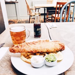 FISH'n'CHIPS MATE! , this place is the best, foods awesome! Service is great, everyone is very friendly! Beautiful place