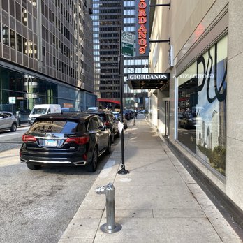 Giordano's - Outside - Pizza Near Me - Chicago, Illinois