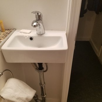 Kings Inn San Diego - Mini sink in bathroom. - San Diego, CA