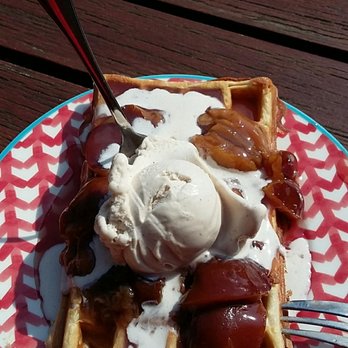 Cappuccino - Waffel mit warmer Pflaume und einer Kugel Zimteis - oberlecker !! - Cafes Near Me - Nieblum, SH