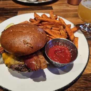 Persimmon’s Restaurant - Buffalo Cheddar burger excellent - New American Near Me - Baldwinsville, New York