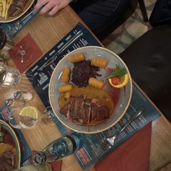 Glas House - Ente in Orangen Soße mit Rotkohl und Kroketten