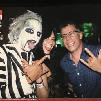 Coco Bongo - Beetlejuice character stopping by for a photo - Dance Clubs Near Me - Playa del Carmen, ROO