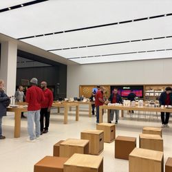 Apple - Sales people standing around doing nothing while 4 people wait for help with appointments at the support table.
