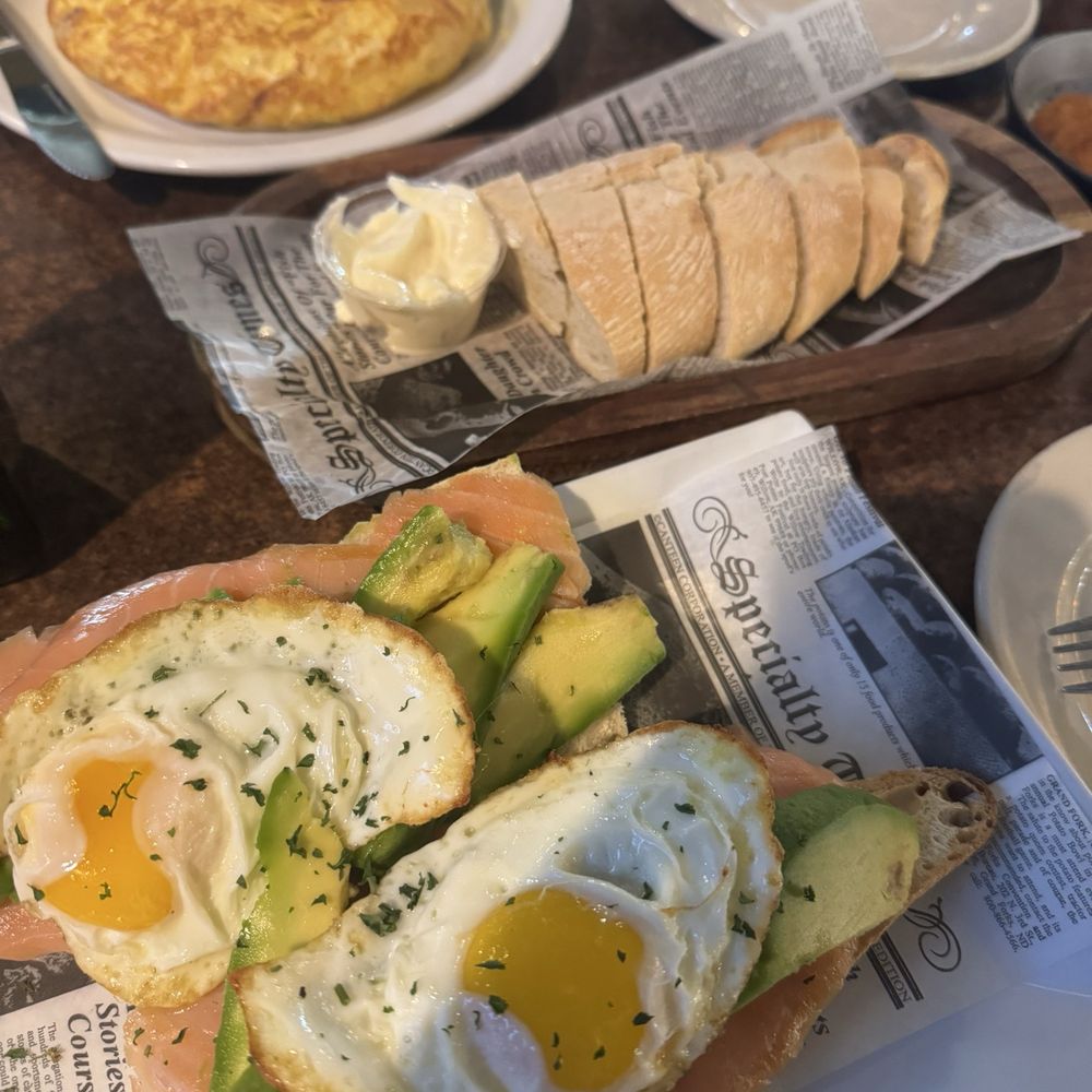 Tostadas con salmon ahumado y tortilla española con chorizo.