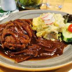 Wirtshaus Guglhupf - Frikadelle mit Kartoffelsalat