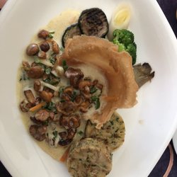 Hotel Ochsen - Frische Pfifferlinge mit Kräuter-Sahnesauce im Knuspernest dazu Serviettenknödel und Gemüsegarnitur