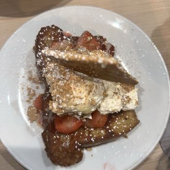 Honeybear Cafe - Strawberry Field - Breakfast & Brunch Near Me - Chicago, Illinois