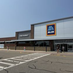 ALDI - Aldi's facade--behind that wall are amazing low prices!