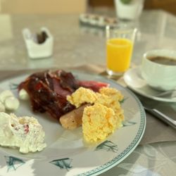 Las Arenas - Morning breakfast downstairs