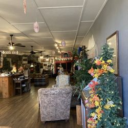 Hikers Coffee Co - Seasonal decor, cozy atmosphere ‍