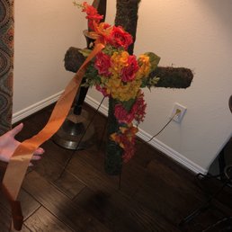 $150 and this is what I received. A crooked cross and a ribbon with staples. Not only is it with stables. It doesn't make sense.