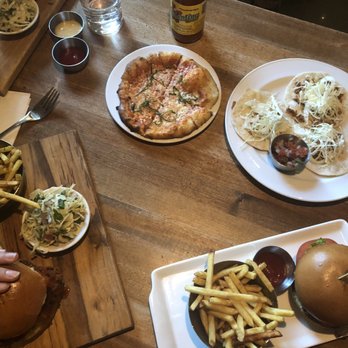 Earls Kitchen + Bar - Canadian (New) Near Me - Mississauga, Ontario