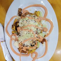 Pal' Rancho Restaurant - Tostones con Pollo, Carne y Chicharones