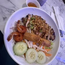 Vermicelli noodle with pork chop
