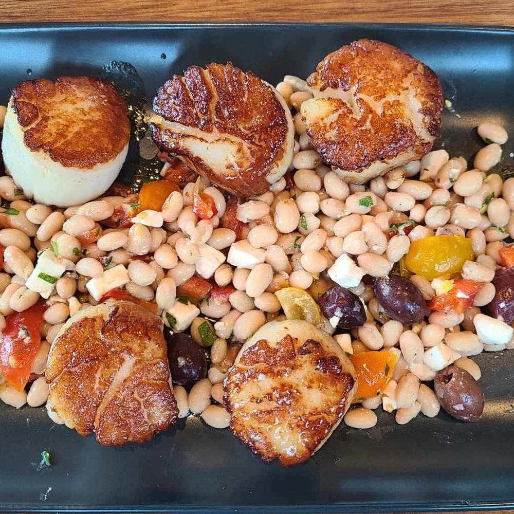 Noah’s 63 main - Scallops with white beans - Salad Near Me - Essex, Connecticut