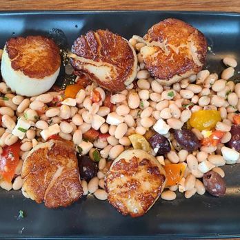 Noah’s 63 main - Scallops with white beans - Salad Near Me - Essex, Connecticut Noah’s 63 main - Scallops with white beans - Salad Near Me - Essex, Connecticut