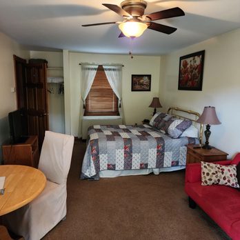 Anderson's Riviera Inn - Sofa, bed, table. - Hotels Near Me - Rising Sun, Indiana