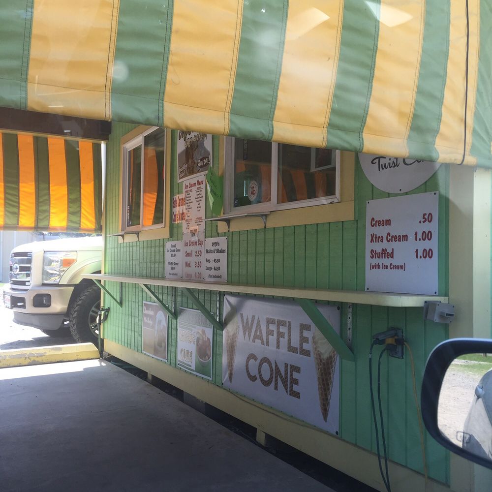 Debbie's Snowballs - There's also a counter you can walk up to and tables with chairs to sit under a covered patio. - Shaved Ice Near Me - West Monroe, Louisiana