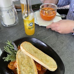 Krug zum Grünen Kranze - Tomatensuppe & Garnelen mit Knoblauch Brot
