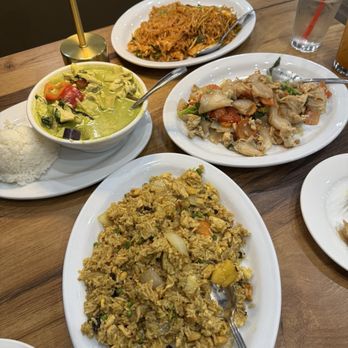 Thai Hot - Pineapple Fried Rice, Green Curry, Drunken Noodle, Pad Thai - Thai Near Me - Elk Grove, California Thai Hot - Pineapple Fried Rice, Green Curry, Drunken Noodle, Pad Thai - Thai Near Me - Elk Grove, California