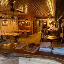 Beeza’s Restaurant & Pub - Inside bar & seating