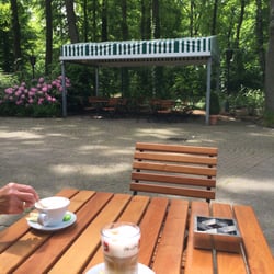 Cafe Heinrich - Ein leckerer Kaffee im lauschigen Biergarten