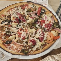 Veggie pizza on cauliflower crust Veggie pizza on cauliflower crust