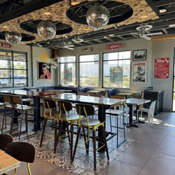 Raising Cane's Chicken Fingers - Guest seating
