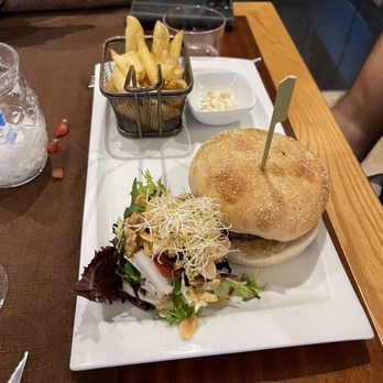 Q11 Onze - Vegan burger - Italian Near Me - Pollença, PM