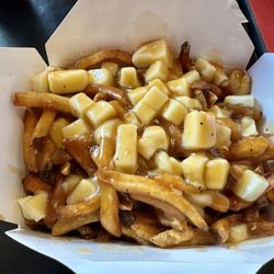 Smoke's Poutinerie - Classic poutine