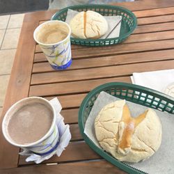 Las Delicias Bakery - Chocolate caliente y 2 conchas