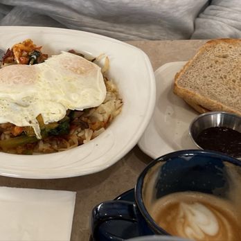 Park Place Cafe - Vegetarian breakfast skillet with sourdough toast and homemade blueberry jam - Breakfast & Brunch Near Me - Milwaukee, Wisconsin