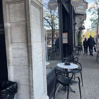 Brennan's - Outside seating - Wine Bars Near Me - Saint Louis, Missouri