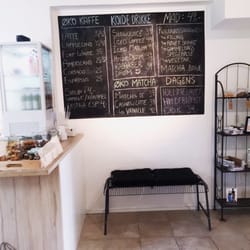 Djuus Copenhagen - Fint menukort og sød bænk :)